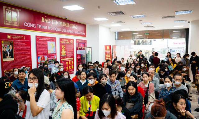 Cảnh tượng khó tin trên phố Cầu Giấy: “ATM vàng” chạy hết công suất, khách ngồi kín chỗ