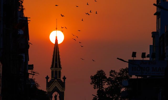 Cảnh tượng hiếm thấy: Người dân TP.HCM dừng xe ngắm hoàng hôn đỏ rực tại Nhà thờ Chợ Lớn