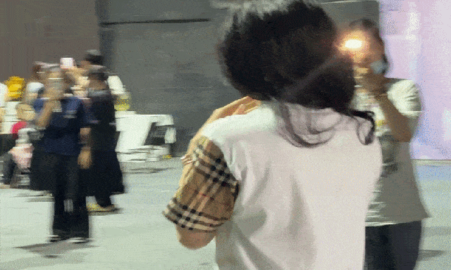 Mẹ đơn thân giàu nhất Vbiz ở biệt thự 20 tỷ, 40 tuổi tự sinh con, trẻ mãi không già suốt 15 năm