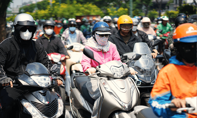 TP.HCM 8h sáng đã “hầm hập” 36°C, người dân trùm kín mít, trốn nắng dưới chân cầu