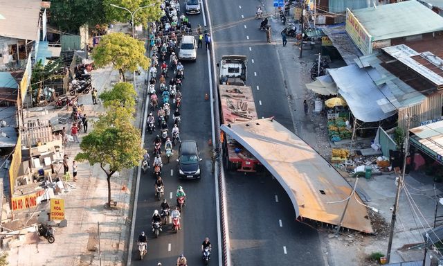 Xe chở thép va quệt làm sập cabin xe rác, một tài xế tử vong khiến cầu Kênh Tẻ kẹt cứng 