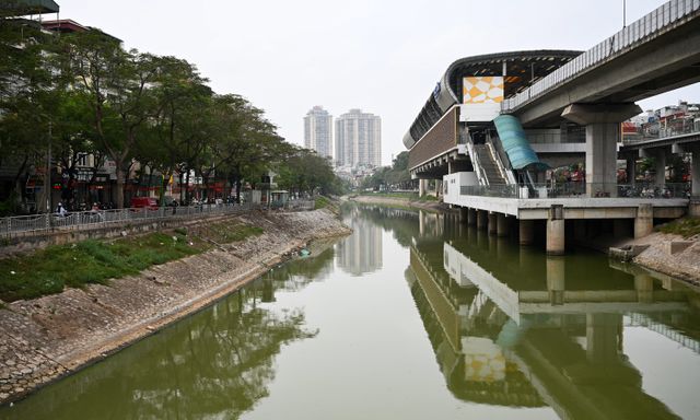 Ảnh, clip: Bất ngờ diện mạo mới của sông Tô Lịch sau khi bơm nước từ Hồ Tây