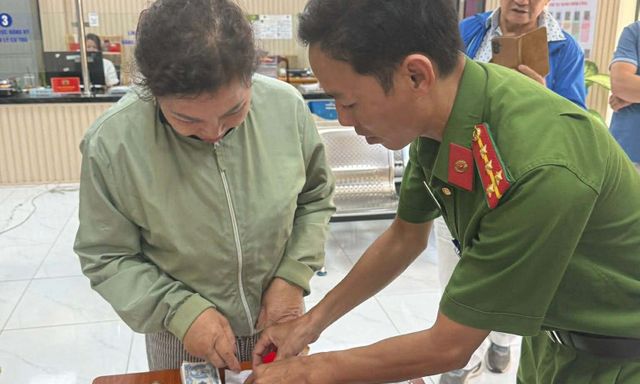 Bỏ quên túi xách chứa gần 10 chỉ vàng và kim cương trên taxi, người phụ nữ nhận lại 