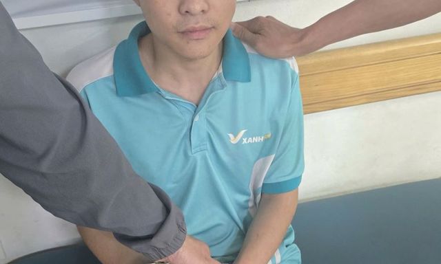 Nam thanh niên SN 2004 bị chú ý vì biểu hiện lạ tại phòng khám, lộ bí mật trong túi quần