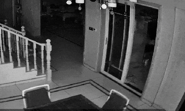 Tủ lạnh nổ tung trong đêm vì món đồ quen thuộc