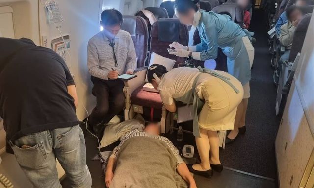 Nữ hành khách nguy kịch, suýt ngưng tim trên máy bay, được 7 bác sĩ cứu sống