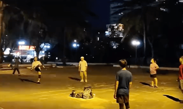 Đúng 1h23 đêm, khách Tây ngỡ ngàng với cảnh tượng xảy ra ở TP.HCM