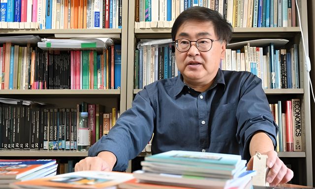 Dịch giả Nhật Bản thông thạo 8 ngoại ngữ dù mới học từ tuổi 49, sở hữu 5 bằng đại học