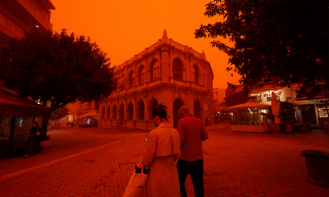 Bầu trời Hy Lạp chuyển đỏ rực ngay trước lễ Phục Sinh: Giới chức cảnh báo