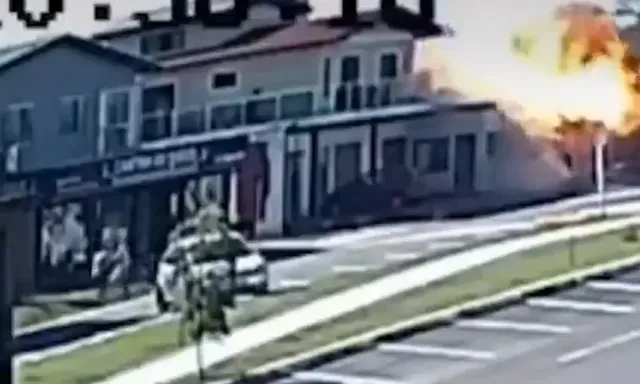 Máy bay đâm vào nhà hàng bốc cháy dữ dội như quả cầu lửa, người trên đường tháo chạy