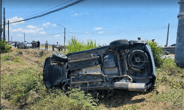 Tài xế đột quỵ, ô tô chở cả gia đình lật nhào trên đường ở TP.HCM