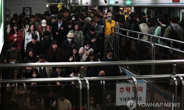 Seoul những ngày này: Biển người tràn xuống tàu điện ngầm, xe buýt cũng chật cứng sau lệnh cấm xe theo biển số chẵn lẻ