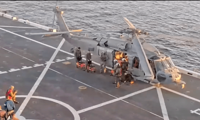 Hình ảnh đầu tiên của phi hành đoàn Artemis II khi trở về trái đất, trạng thái sức khoẻ gây chú ý