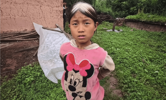 Cô bé 10 tuổi tóc đã bạc trắng vì mất mẹ, gồng mình nuôi cả gia đình