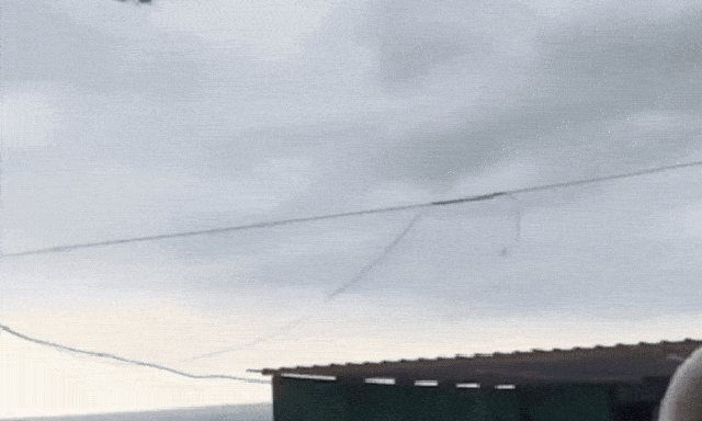 Vòi rồng cuốn thuyền đạp nước bay 15m ở bãi biển, du khách hoảng loạn bỏ chạy