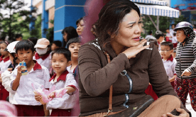 Cảnh tượng lạ giữa trưa nắng trước Trường Tiểu học Bình Quới Tây sau vụ 202 học sinh nghi ngộ độc ở TP.HCM