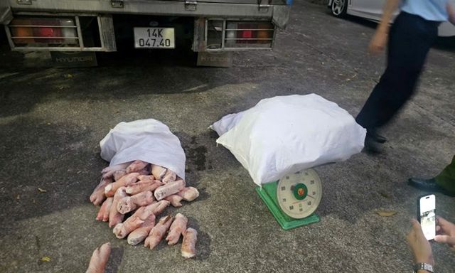 Kinh hoàng phát hiện 12,24 tấn chân lợn đông lạnh bốc mùi hôi thối: Chủ kho hàng SN 1993 khai gì?