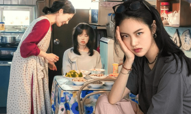 Ba mẹ lớn lên không có Google, mỗi lần hỏi con lại nhận về một cái thở dài: Kiên nhẫn với người lạ bao nhiêu, lại dễ cáu với ba mẹ bấy nhiêu