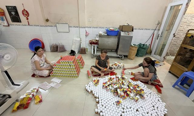 Đột kích “xưởng” thuốc giả khủng ở TP.HCM: Thu giữ 790kg viên nén, 4.000 hộp thuốc dán 