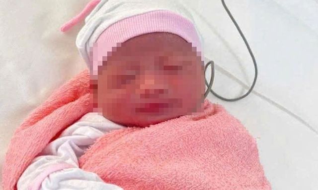 Xót xa bé trai sơ sinh chưa cắt dây rốn bị bỏ lại trong giỏ xách gần Nhà thờ