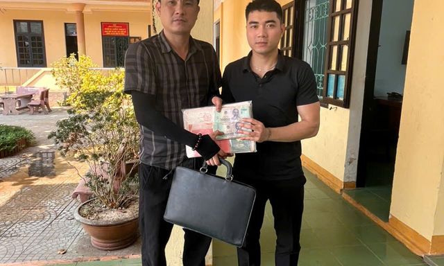 Đang chạy bộ nhặt được cặp màu đen, thứ bên trong khiến thanh niên SN 1996 giật mình, lập tức mang đến công an