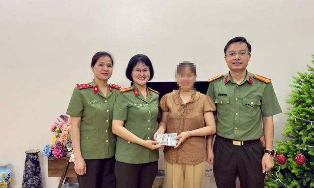 Tài khoản ngân hàng có giao dịch 100 triệu đồng, nữ trung tá công an lập tức rà soát và phát hiện điều bất thường