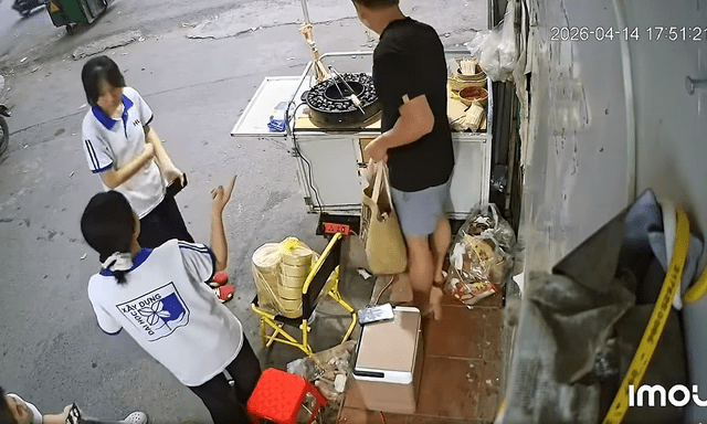 Chủ quán lạp xưởng nhờ 2 nữ sinh trông hộ quán, quay lại thấy cảnh phải cắt ngay camera đăng khắp nơi