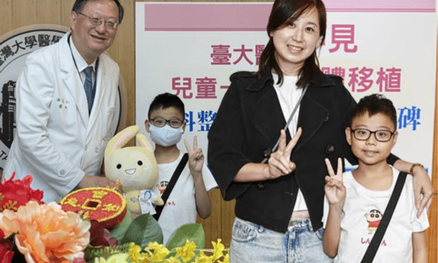 Cặp vợ chồng “chia nhau” hiến gan, thận cho con trai 12 tuổi mắc bệnh hiếm