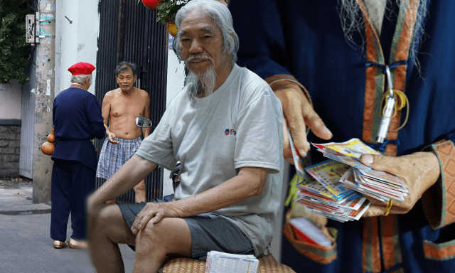 Ăn mặc bảnh bao đi bán vé số, ông lão ở TP.HCM sở hữu “gia tài