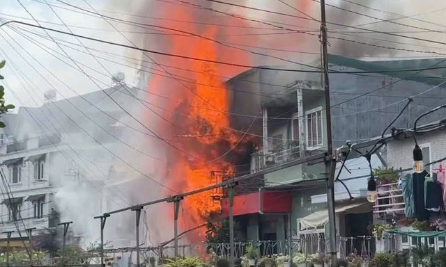 Cháy lớn tại căn nhà ở Đà Lạt, khói đen bốc cao hàng chục mét khiến cả khu phố hoảng loạn