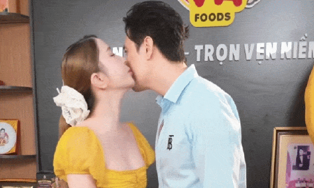 Quỳnh Nga thơm má Việt Anh ngay trên sóng, công khai sau 7 năm mập mờ? 