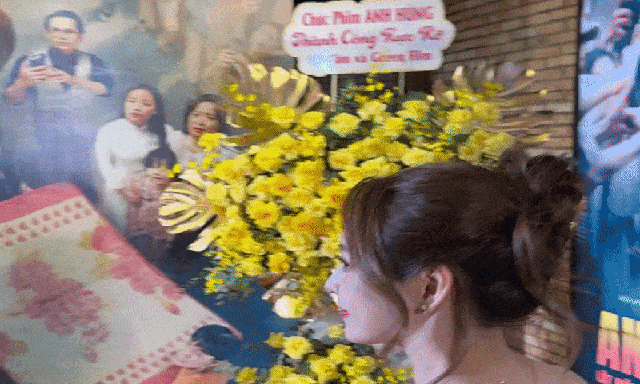 MXH nín thở khi mỹ nhân đẹp nhất Việt Nam lên đồ đi sự kiện, bao nhiêu đèn trên thảm đỏ cũng không sáng bằng 