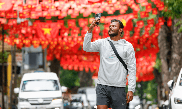 Khách Tây đến Việt Nam đúng dịp lễ Giỗ tổ - 30/4 mới hiểu vì sao ai cũng phải dừng lại chụp ảnh