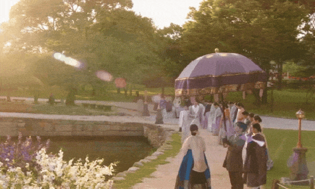 Perfect Crown tập 5: Byeon Woo Seok và IU vừa yêu vừa làm tổn thương nhau, cảnh cuối xem mà ấm lòng