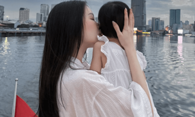 Tiểu thư Việt được giấu kín bưng: Mẹ là hot girl Hà thành, bố là con trai tỷ phú, họ hàng toàn nhân vật đình đám 