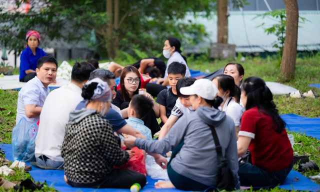 Cảnh tượng hiếm thấy: Người dân ngủ dưới gốc cây, bãi cỏ quanh đền Hùng, chờ đến giờ vào lễ Tổ