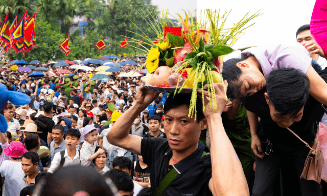 Biển người đổ về Đền Hùng trong ngày Giỗ Tổ Hùng Vương: Người dân đội lễ chen chân hành hương, ngất xỉu giữa dòng người đông đúc