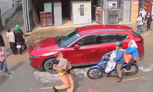 Bé trai bị điện giật tại lễ hội té nước ở Lai Châu, một chiến sĩ CSGT lao vào dòng người gây xúc động