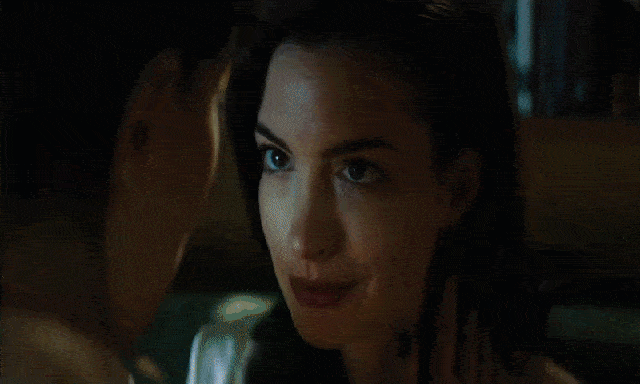 Mở mắt đúng cách thấy là thấy Anne Hathaway hôn Dakota Johnson, đóng chung phim 18+ thì ai làm lại 2 chị? 