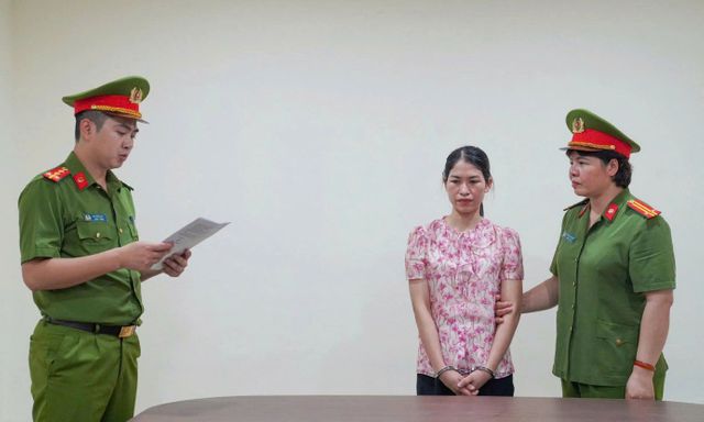 Thi hành lệnh bắt giam giám đốc cùng nữ kế toán một Trung tâm Trợ giúp xã hội