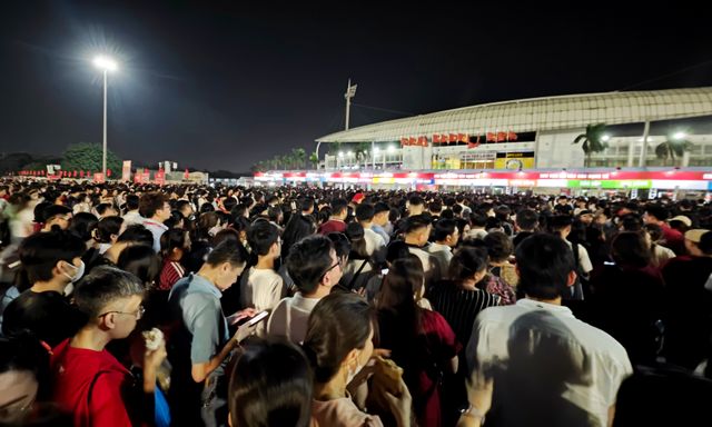 Biển người đổ về sân vận động Mỹ Đình tối nay