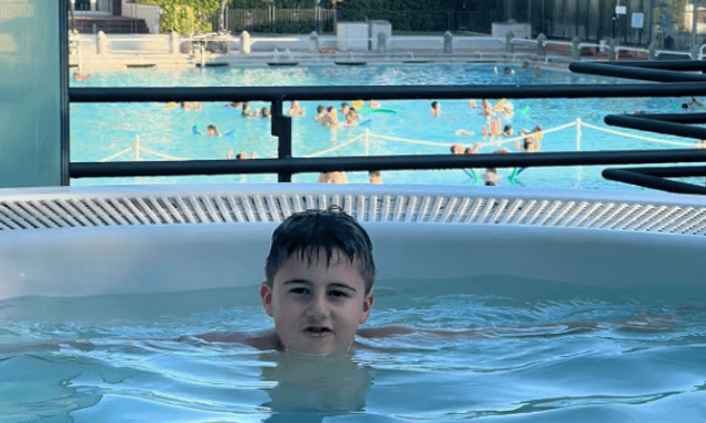 Bé trai 7 tuổi tử vong do bị kẹt trong ống hút bể bơi 