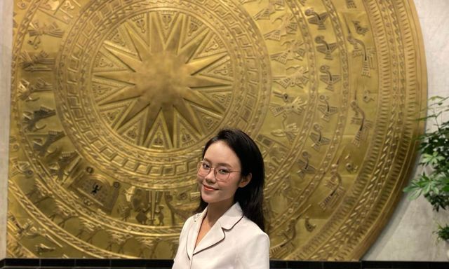 MC kênh Truyền hình Đối ngoại quốc gia đọc “hướng dẫn an toàn bay” chuẩn như tiếp viên hàng không