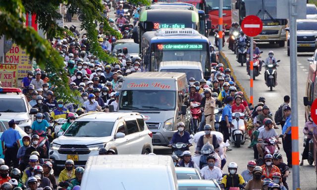 Người dân hối hả rời TP.HCM, Bến xe Miền Tây đông nghịt chiều cận lễ