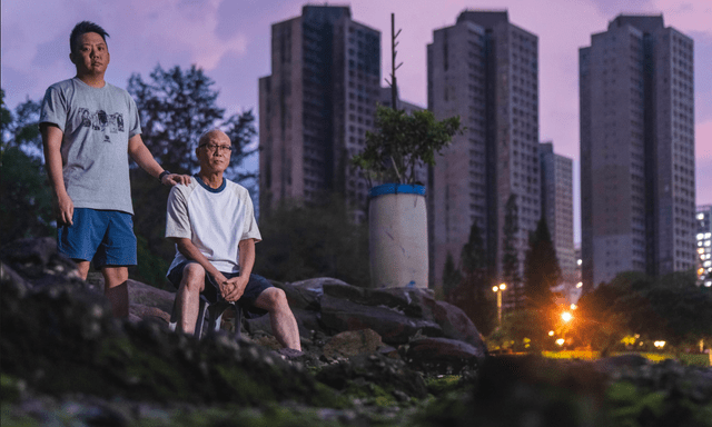 Tro tàn và ký ức: Một gia đình trở lại hiện trường vụ cháy chung cư tồi tệ nhất ở Hồng Kông (Trung Quốc) trong nhiều thập kỷ