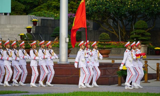 Chúng mình dậy sớm đi thăm Lăng Bác: Vì Lễ thượng cờ ngày 30/4 rất nhiều cảm xúc!