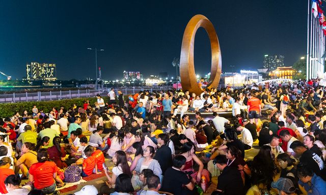 Biển người ken đặc trung tâm TP.HCM, kiên nhẫn bám trụ 