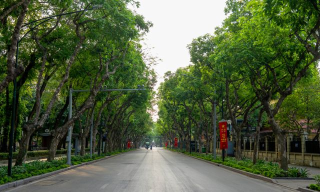Cảnh hiếm gặp ở Hà Nội: Đường rộng thênh thang trong giờ cao điểm 1/5 