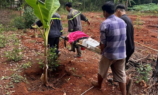  Người đàn ông rơi xuống giếng sâu 35m giữa khu rẫy vắng, cảnh sát đi bộ xuyên rừng để cứu người