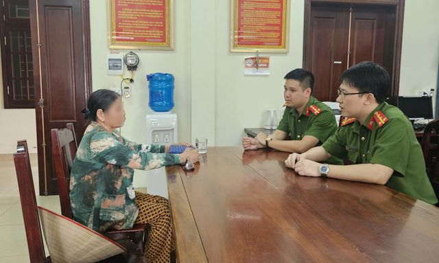 Cụ bà 76 tuổi tất toán sổ tiết kiệm, đến nhiều địa điểm nhờ chuyển 15,2 triệu đồng: Nhân viên ngân hàng lập tức báo công an
